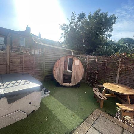 בורנמות' Holiday Home Hot Tub & Sauna מראה חיצוני תמונה