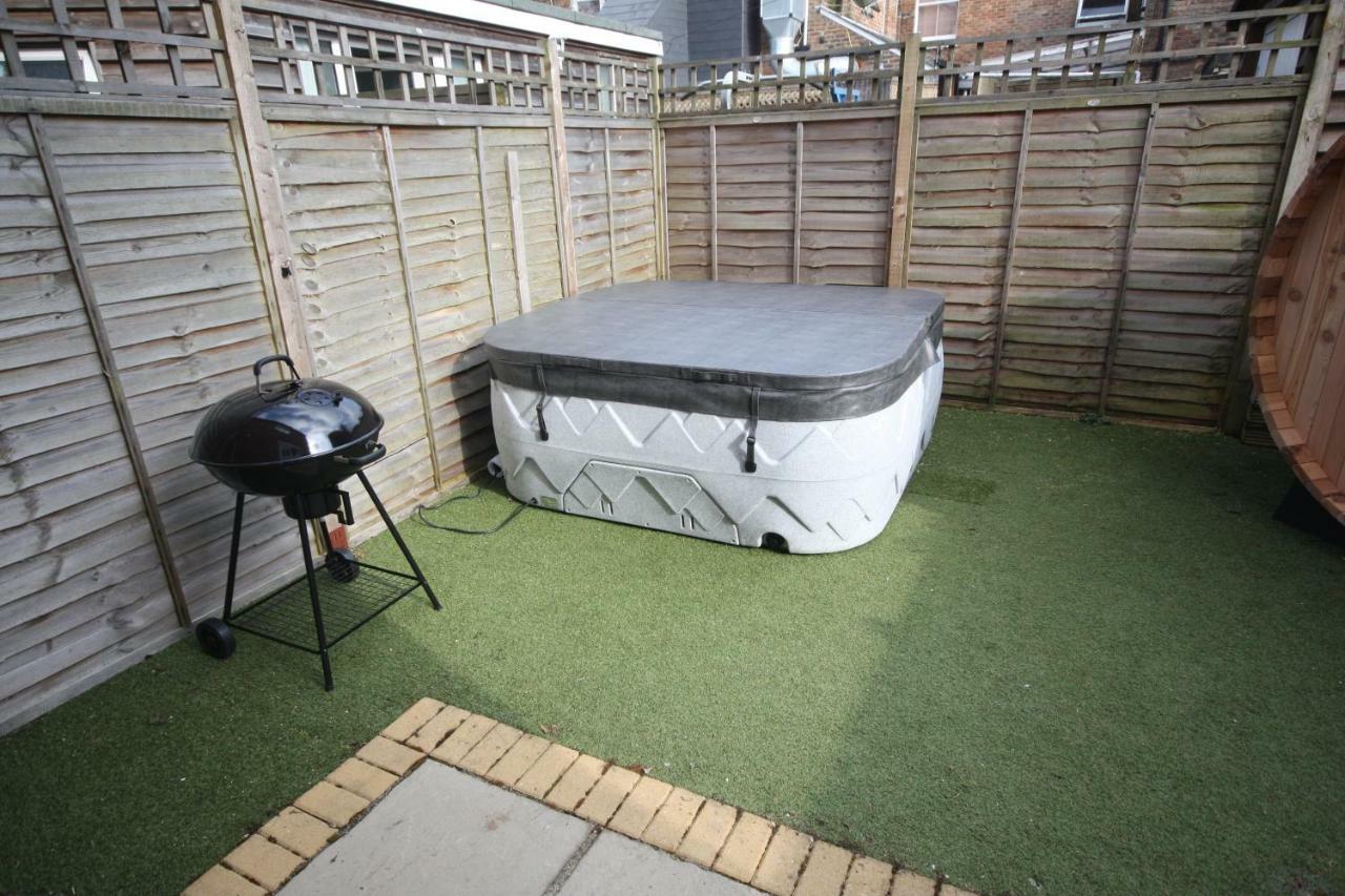 בורנמות' Holiday Home Hot Tub & Sauna מראה חיצוני תמונה
